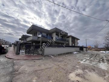 Çevreyolunda Köşe Villa