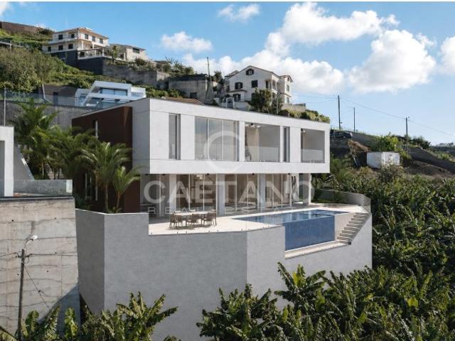 Excecional Moradia T4 com Piscina Infinita e Vistas Panorâmicas sobre o Atlântico