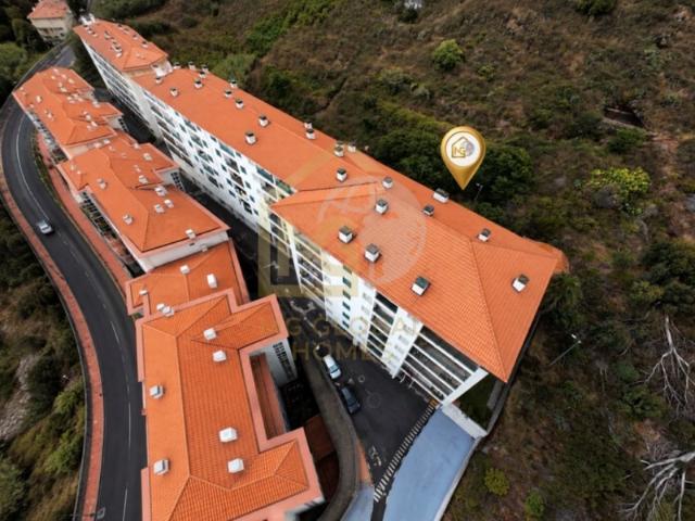 Excecional apartamento T1 no último piso, com garagem em box e vista desafogada para a montanha Caniço