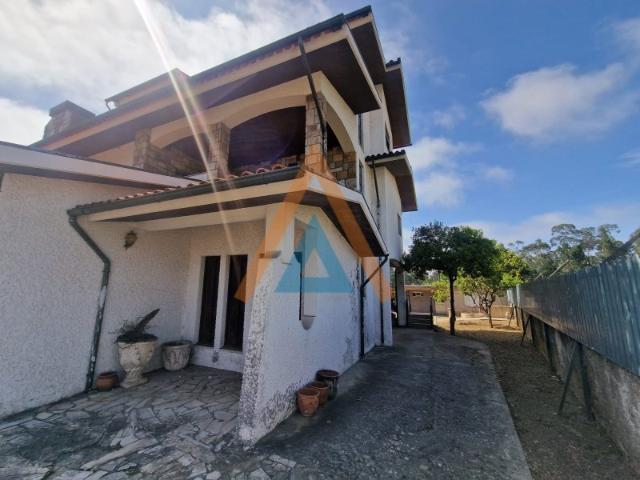 Excecional casa com 3 pisos e anexos, amplos espaços, possibilidade de dividir em várias casas