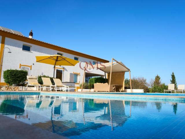 Excecional Villa no Algarve com Piscina & Negócio de Aluguer Comprovado