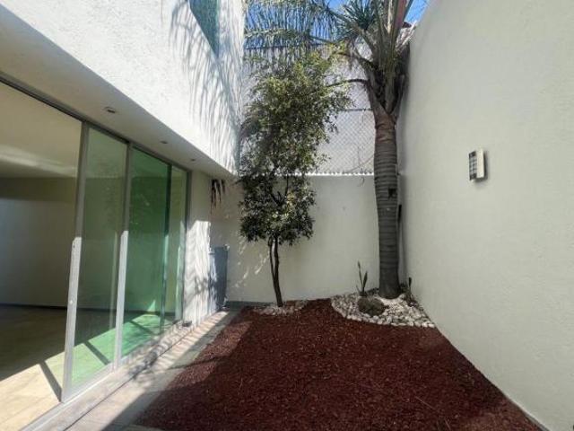 EXCELENTA CASA EN VENTA EN FRACCIONAMIENTO A UNOS MINUTOS DEL PERIFERICO
