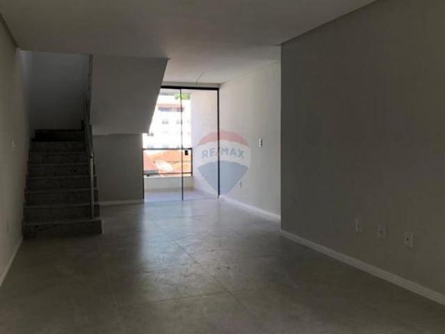 Excelente cobertura de 5 quartos, sendo um suíte, duas salas com varandas, 3 vagas de garagem,Vale d