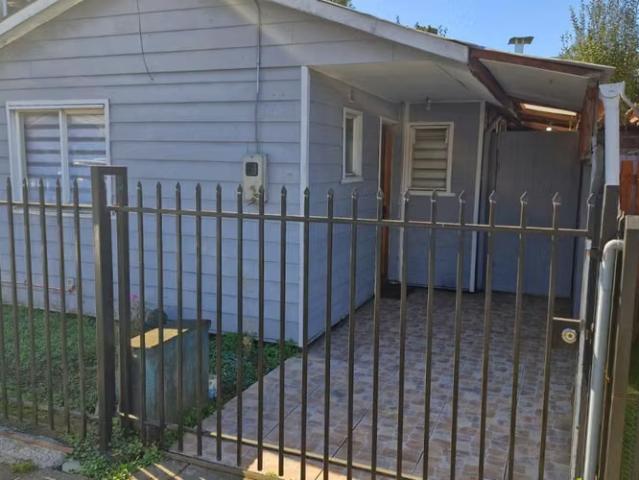 Tiene estacionamiento techado y ventanas con termopanel y jardin con reja metalica | 2 dormitorios por 55000. 00 en Temuco