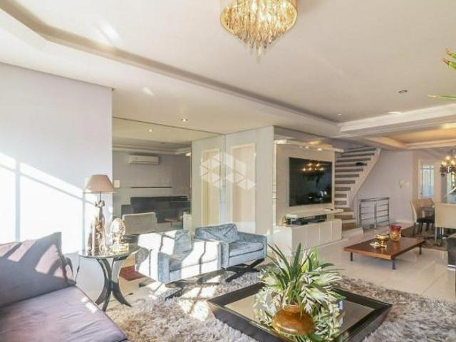 Excelente casa, 362m2, 04 quartos, sendo 03 suítes, closet, piscina, ensolarada, próxima ao Iguate
