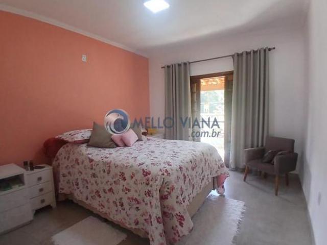 Excelente casa, 3 quartos sendo 1 suíte, varanda, vaga para7 carros,cozinha,3 banheiros, edícula com