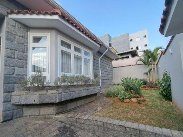 Excelente Casa Térrea Espaçosa com Spa Privativo – 280m² de Área Construída