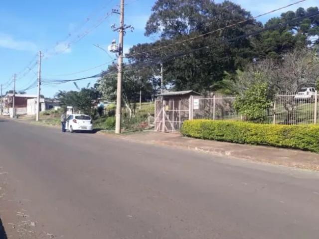 Excelente casa três dormitórios medindo 135m² de área construída, com um amplo terreno 15m de frente