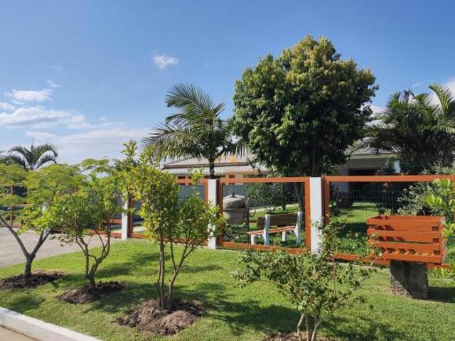 Excelente casa a venda na Praia Paraíso em Torres/RS. Com amplo pátio. Agende sua visita!