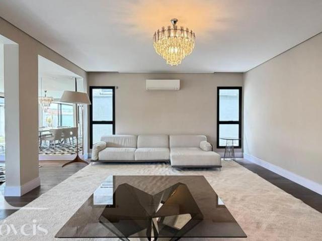 EXCELENTE CASA ALPHAVILLE 2, COM 5 SUÍTES, MODERNA E COMPLETA!