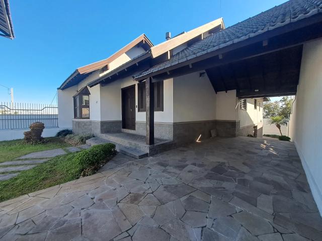 Excelente Casa com 3 dormitórios sendo um suíte para locação, em ótima localização no Bairro Jardi