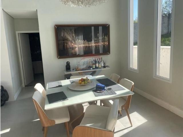 Excelente casa com 03 dormitórios, sala intima, jacuzzi e churrasqueira disponível para locação em condomínio fechado