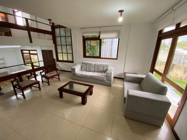 Excelente casa com 04 dormitórios no bairro Itacorubi!