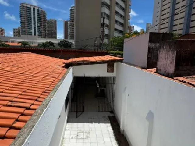 Excelente casa com 250m² de área privativa, perfazendo uma área total de 393,25m², localizada em uma