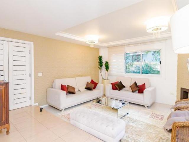 Excelente Casa com 4 Dormitórios sendo 2 Suíte, 5 Banheiros,4 Vagas de Garagem