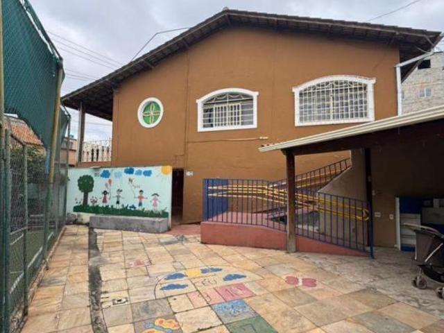 Excelente casa, com 4 quartos 3 suites, 5 vagas, no Cachoeirinha