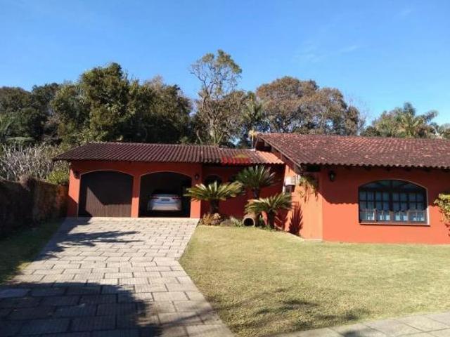 EXCELENTE CASA COM PISCINA E ESPAÇOS EM MEIO A NATUREZA