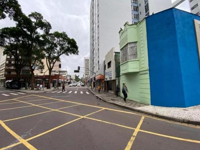 Excelente casa comercial em bela esquina no Centro
