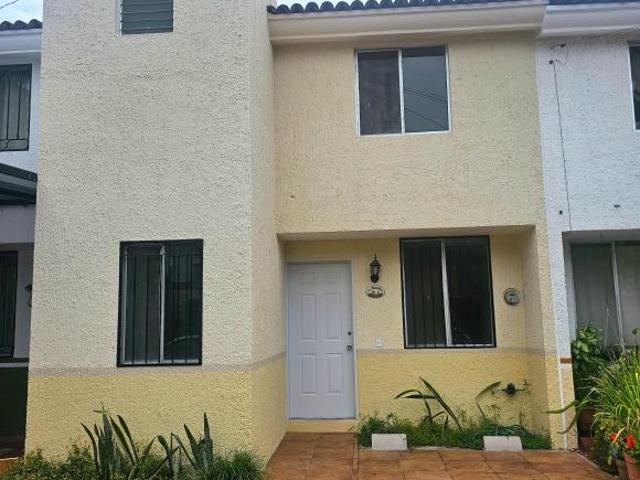 ¡EXCELENTE CASA COMO NUEVA EN LOMAS DE INDEPENDENCIA!