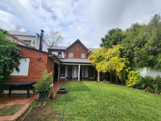 Excelente casa con amplio Jardín y pileta en Fisherton tradicional
