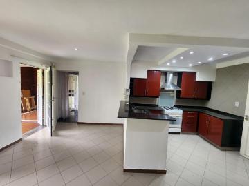 Excelente casa con amplio Jardín y pileta en Fisherton tradicional