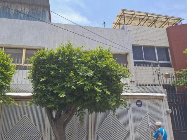 Excelente casa con amplios espacios para remodelar en Paseos de Churubusco