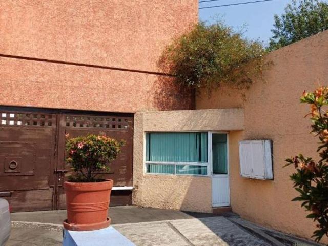 Excelente Casa, Con Enorme Jardín Y Gran Espacio De Estacionamiento Techado