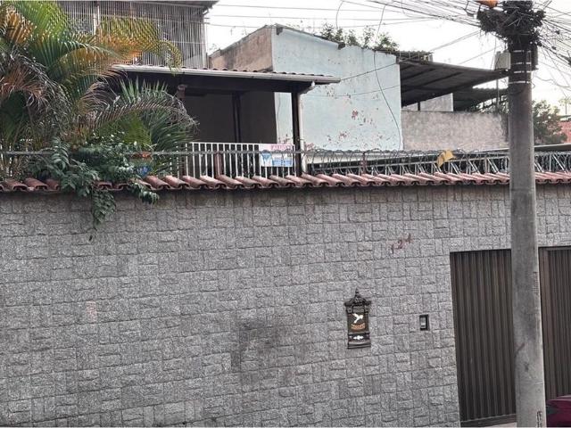 Excelente casa de 4 quartos, sendo duas suites, para locação no centro do Bairro Joquei Club, proxima a igreja católica e mercados