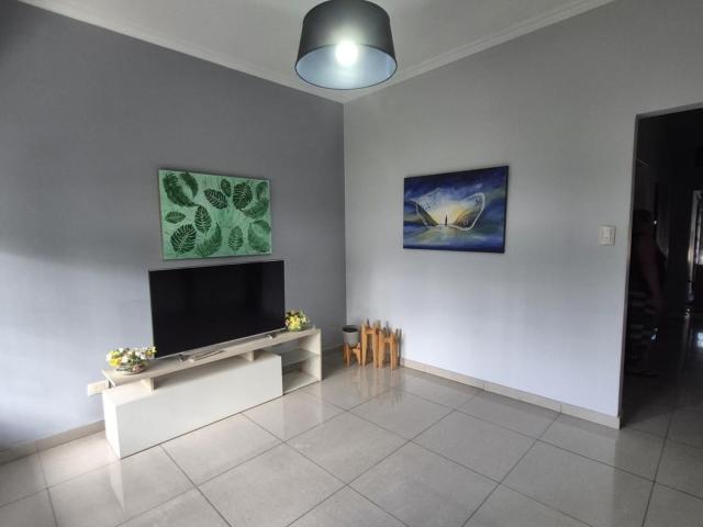 EXCELENTE CASA DE 3 AMB, CON GARAGES Y FONDO LIBRE en Inmomap