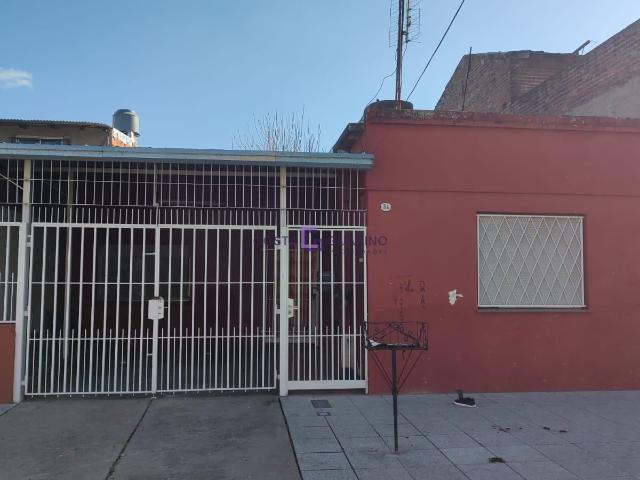 Excelente casa de 3 ambientes con cochera y patio con parrilla