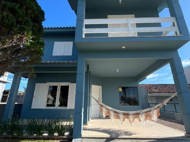 Excelente casa de dois pisos, próxima ao centro