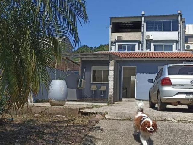 Excelente Casa em terreno de 200m². Com 1 d. e 44m² de área privativa em alvenaria
