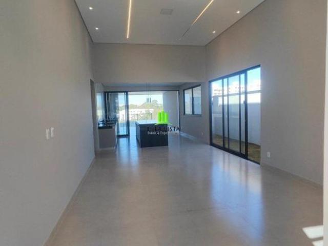 Excelente casa em condominio fechado. Portaria 24 horas, ronda motorizada