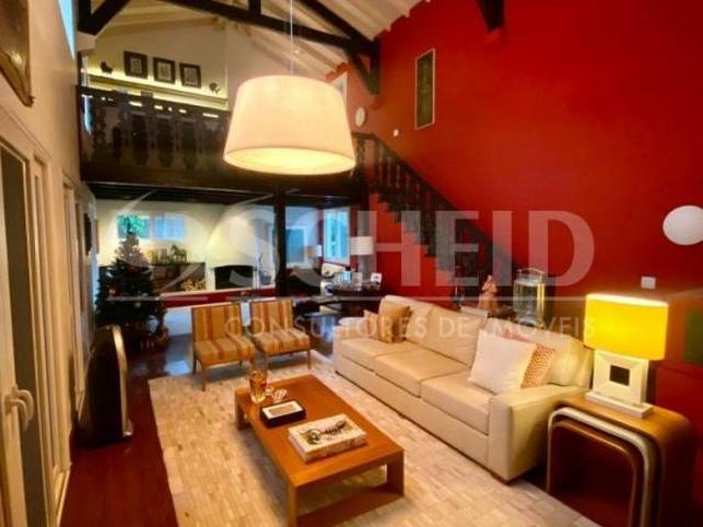 Excelente Casa em Rua Fechada