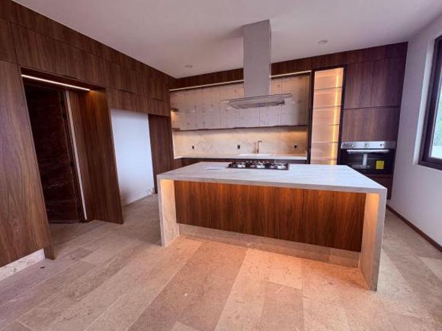 EXCELENTE CASA EN VENTA EN CLUB DE GOLF CUENTA CON 4 HABITACIONES, ALBERCA, JARDÍN Y CUARTO DE CINE