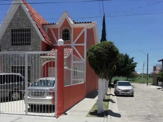 Excelente casa en venta en esquina y con terreno excedente e