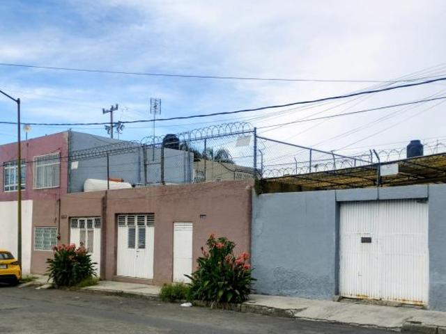 Excelente casa en esquina con local en planta baja