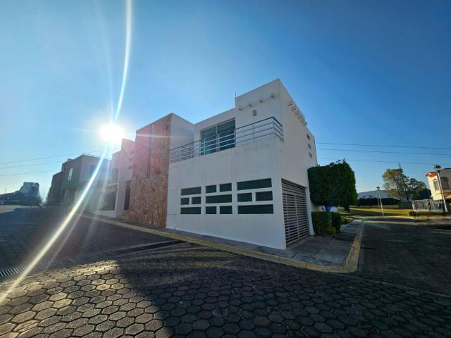 EXCELENTE CASA EN ESQUINA ZONA XILOTZINGO FRACC PRIVADO $4,590,000