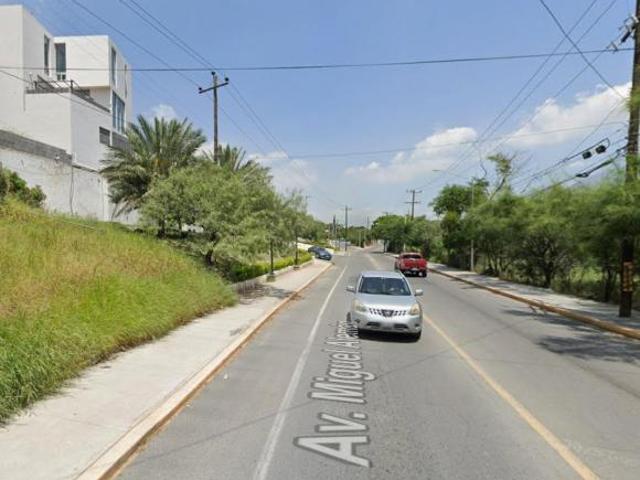 Excelente Casa en JOAN MIRO MZ153C, SANTA CATARINA, FRACCIONAMIENTO PEDREGAL LA HUASTECA, NUEVO LEON