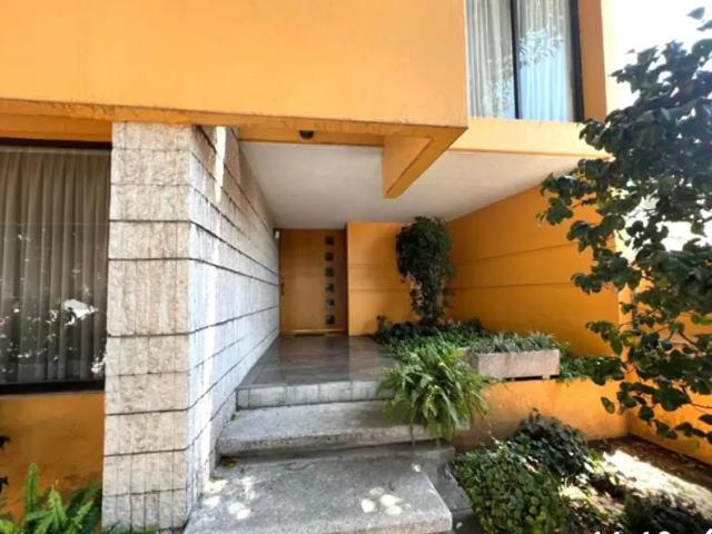 Excelente casa en Lomas de Tecamachalco