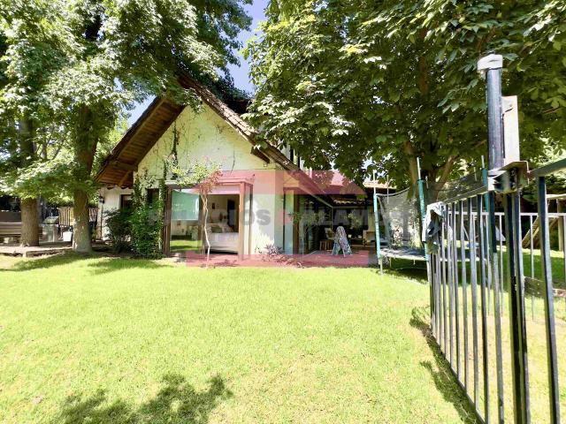 EXCELENTE CASA EN PRIVILEGIADA UBICACIÓN. MUY BIEN EMPLAZADA EN GRAN TERRENO. LUMINOSA, DE AMPLIOS ESPACIOS Y CERCANA A COLEGIOS