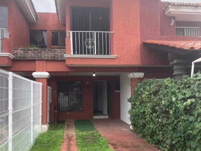 EXCELENTE CASA EN RENTA EN LA CALMA