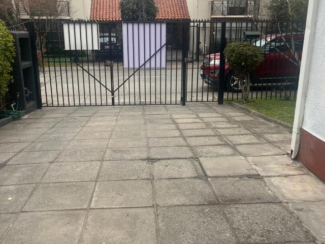 EXCELENTE CASA EN SAN CARLOS DE APOQUINDO