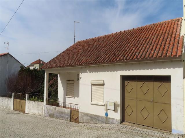 Excelente Casa Legal com 3 quartos, apenas um andar, área de 100m2, garagem e um magnífico jardim ao redor cheio de árvores frutíferas, autoirrigável de uma nascente, com 1000m2. Armazenamento para ferramentas ou animais, forno tradicional de pão. Localizado em uma rua calma de uma pequena vila com lojas e serviços. Bem perto da cidade