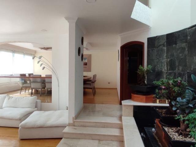 EXCELENTE CASA REMODELADA EN PASEOS DEL BOSQUE AMUEBLADA