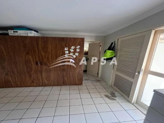 Excelente casa semi mobiliado, com 220 metros quadrados, casa n 3, possui varanda, terraço, sala am