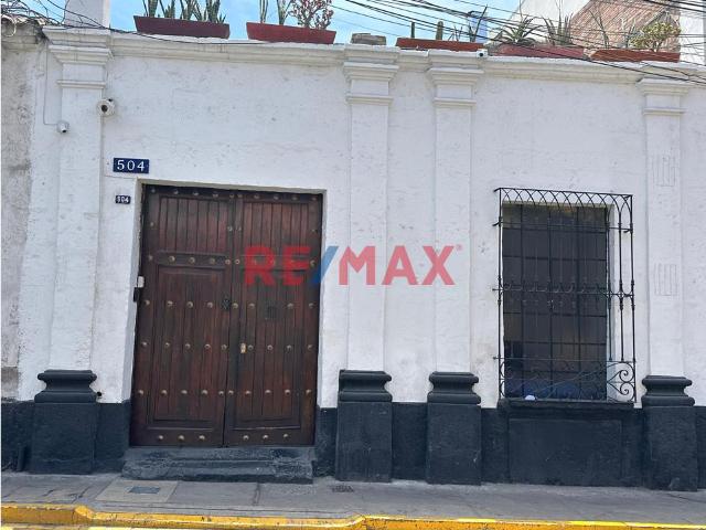 Excelente Casona, Ubicada Enpleno Centro Historico