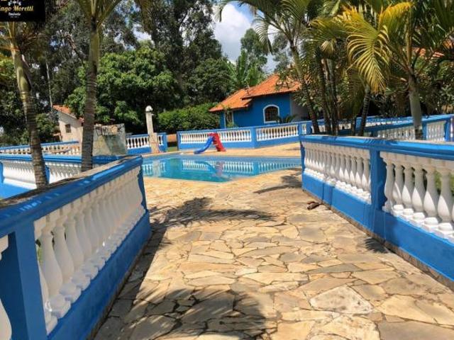 Excelente chácara á 8 minutos do centro, com piscina, área gourmet, churrasqueira, playground e camp