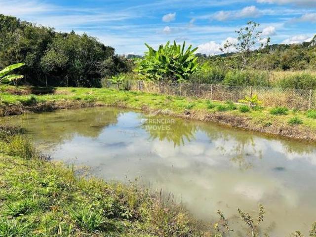 Excelente Chácara de 4.700 m² á Venda com Água nos Fundos, 04 Quartos, Pomar e Galinheiro em Itaguar