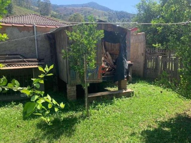 Excelente chácara no Bairro dos Borges, em Piranguçu MG, com 200 m² a.c 900 m² a.t área gourme